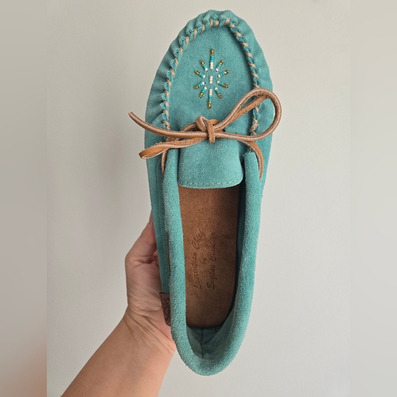 New LAURENTIAN CHIEF By EUGENE CLOUTIER Women's Turquoise Suede Beaded Moccasins - Picture 5 of 12